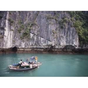  Fishing Boat, Ha Long Bay, Vietnam, Indochina, Southeast Asia, Asia 