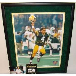 Brett Favre Autographed Picture   Super Bowl XXXI Framed 16x20